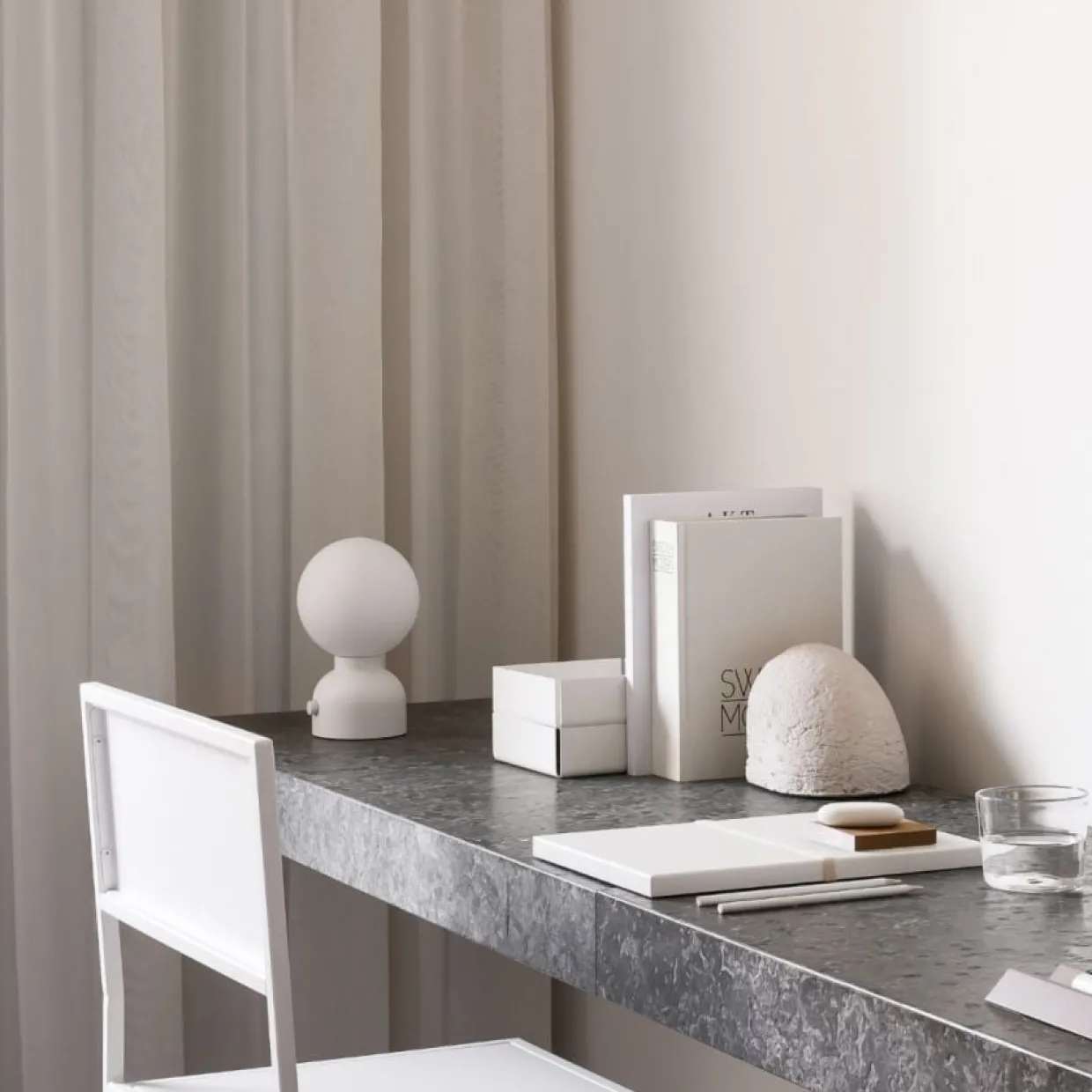 Bordslampa Pluggie Vit