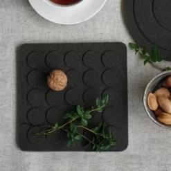 Grytunderlägg Dots kork svart