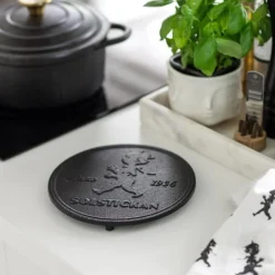 Grytunderlägg gjutjärn Solstickan Svart