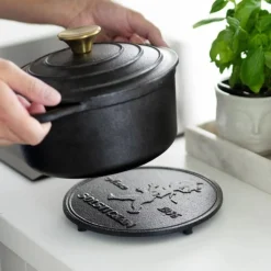 Grytunderlägg gjutjärn Solstickan Svart