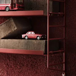 Hylla Pocket String Metall Oxtorgsröd