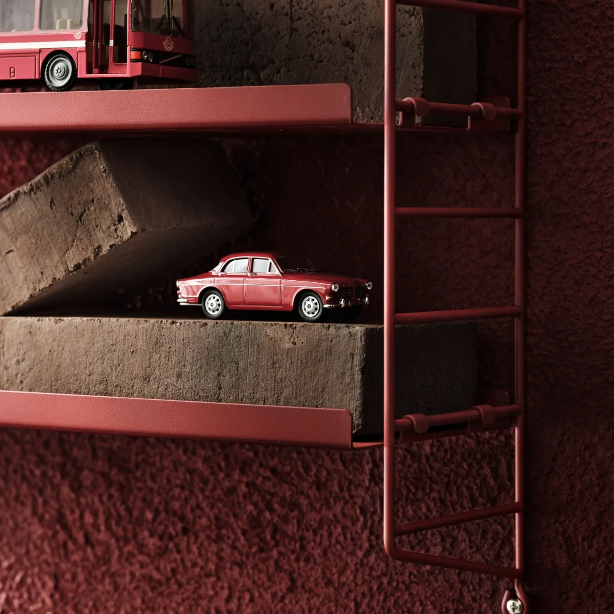 Hylla Pocket String Metall Oxtorgsröd