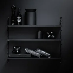 Hylla Pocket String svartbetsad