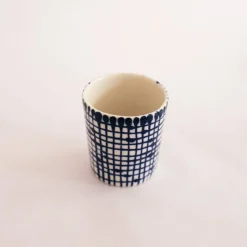 Kopp liten rutig blå