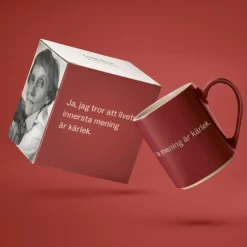 Mugg Astrid Ja, jag tror att livets... Vinröd