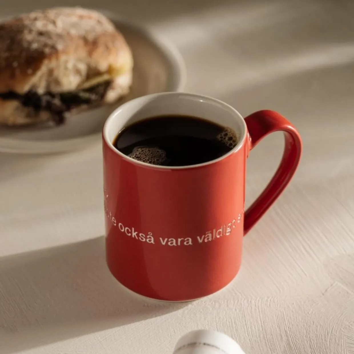 Mugg Astrid Stark röd