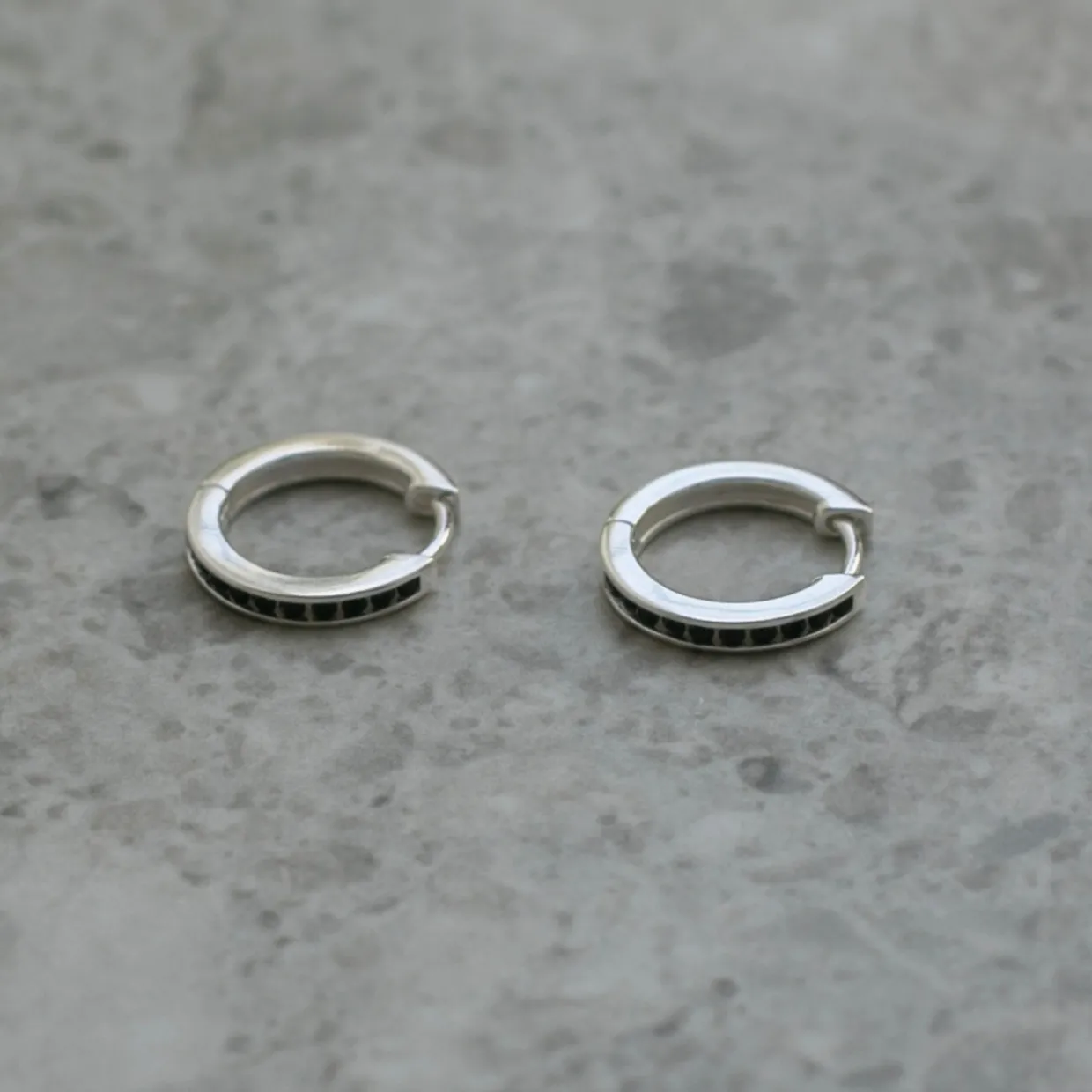 Örhängen Nano silver/svart