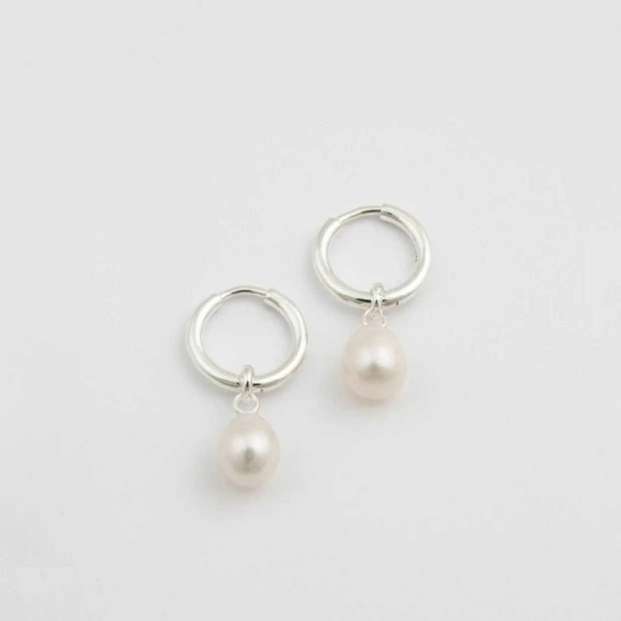 Örhängen Treasure Pearl Hoops Silver