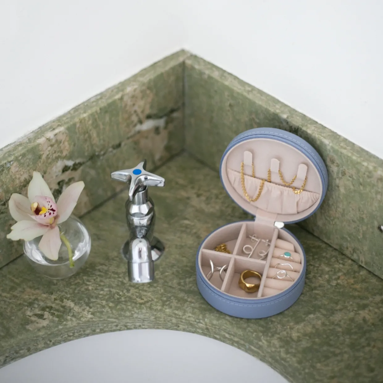 Smyckesskrin Jackie rund ljusblå