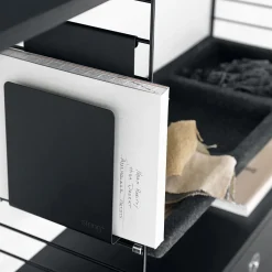 Tidskriftssamlare svart