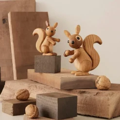 Träfigur Peanut Ekorrunge 8,5 cm Ek